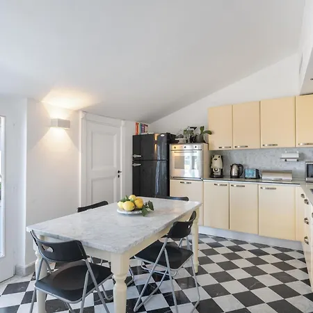 بيت للعطل The Roof سورينتو